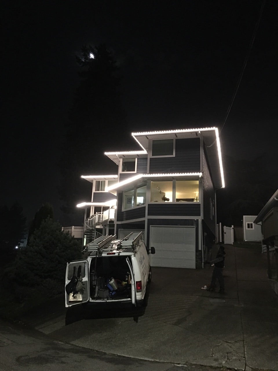 Christmas Light Hanging Comapny Chinook Services. Custom Christmas Light Company Bellevue, Kirkland, Bothell, Redmond, Mill Creek