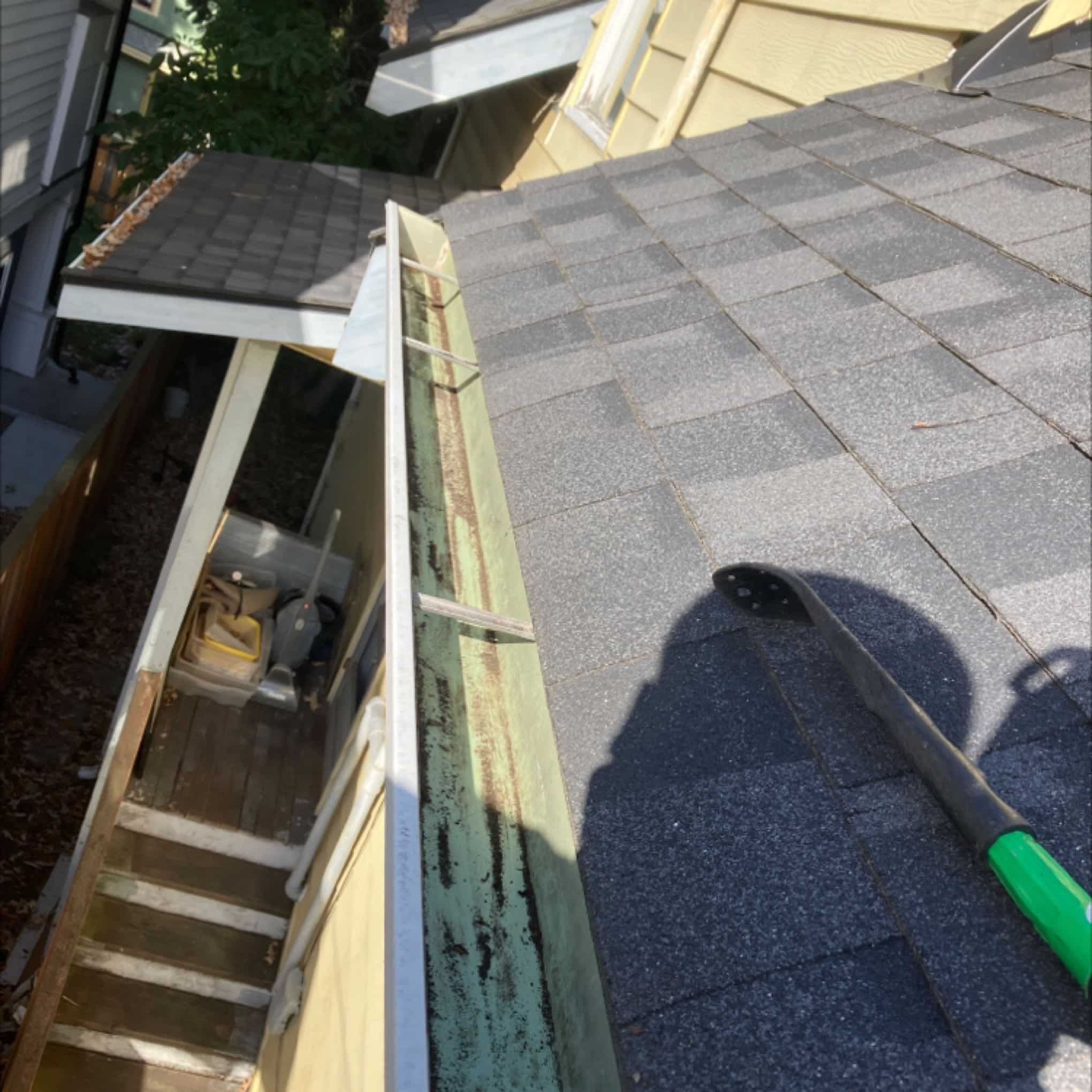 In the nighborhood Inglewood Chinook Services provides gutter cleaning by hand. Inglewood a community in Kirkland, WA.