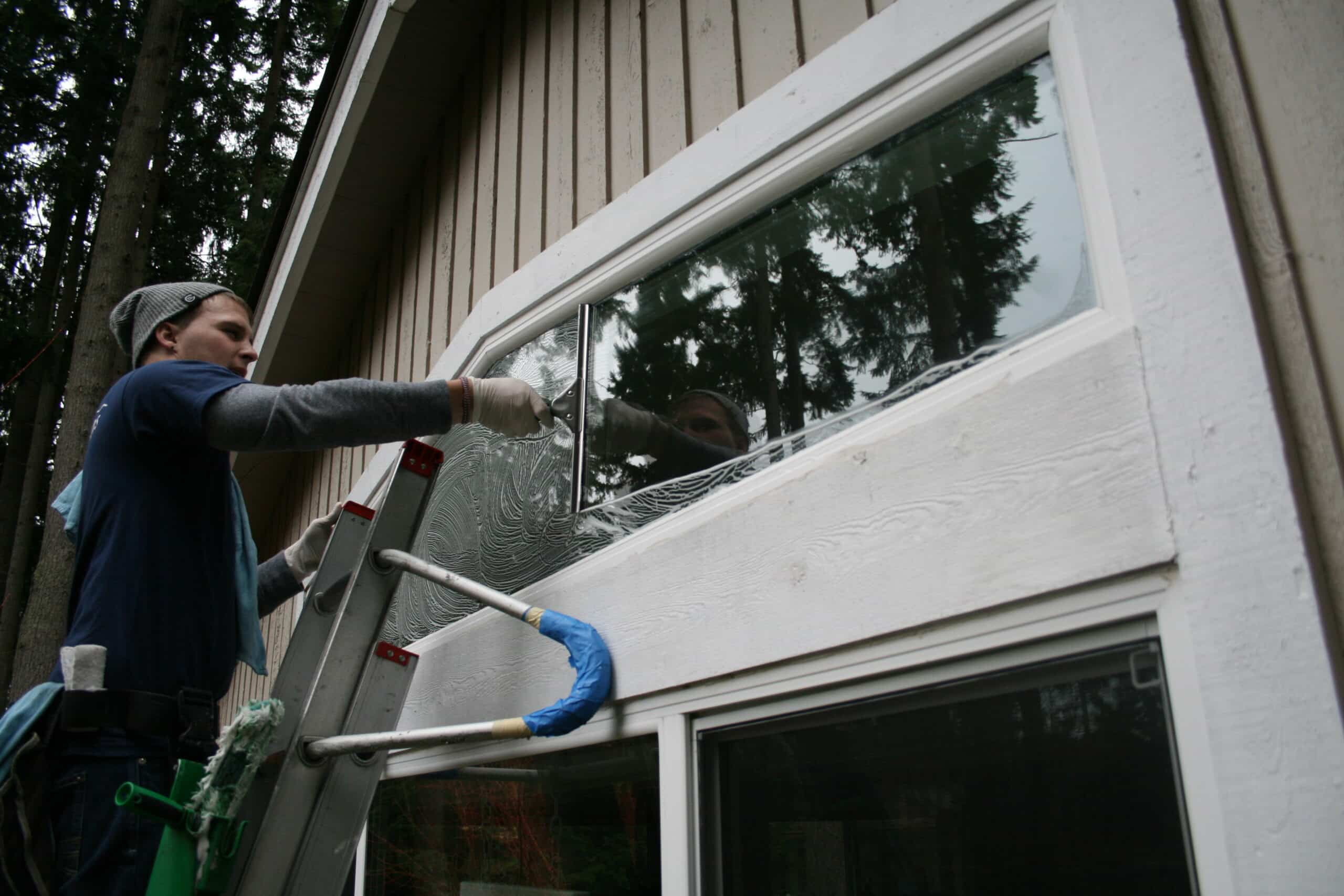 Mukilteo window cleaning service provider cleaning glass by hand