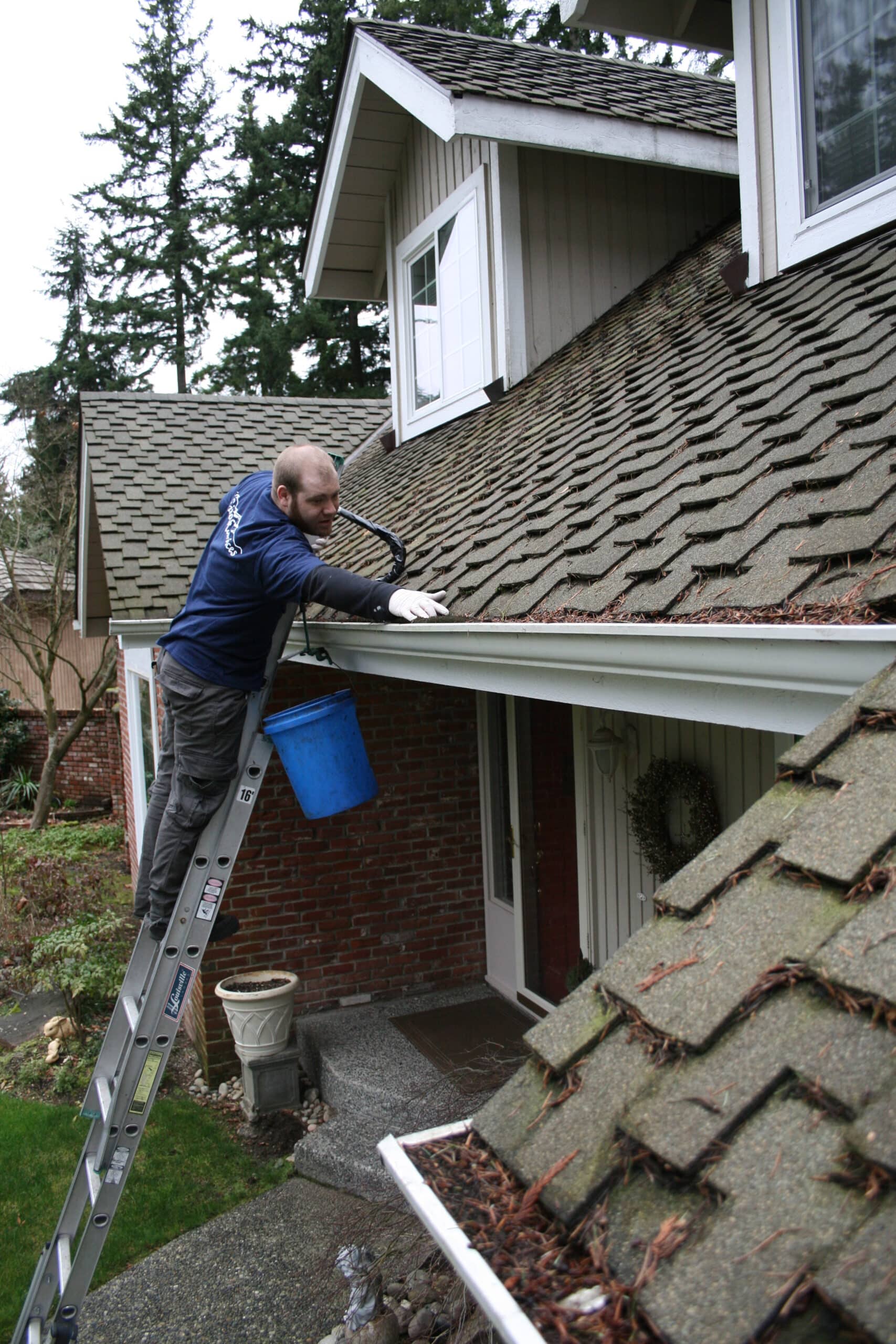 Gutter cleaning Laurelhurst home