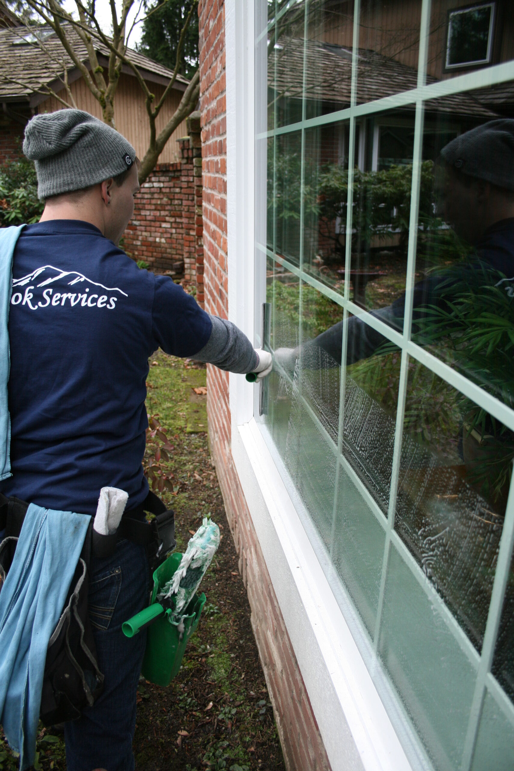 Cleaning the windows of a Wedgwood home