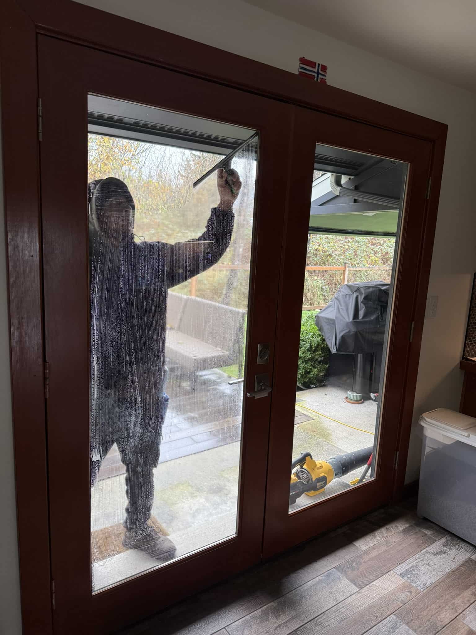 Cleaning windows in Mt Vernon, WA